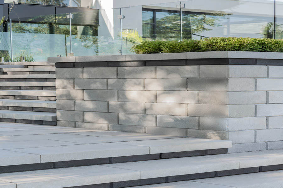A clean and contemporary retaining wall with integrated steps, enhancing the aesthetic appeal of an outdoor space.
